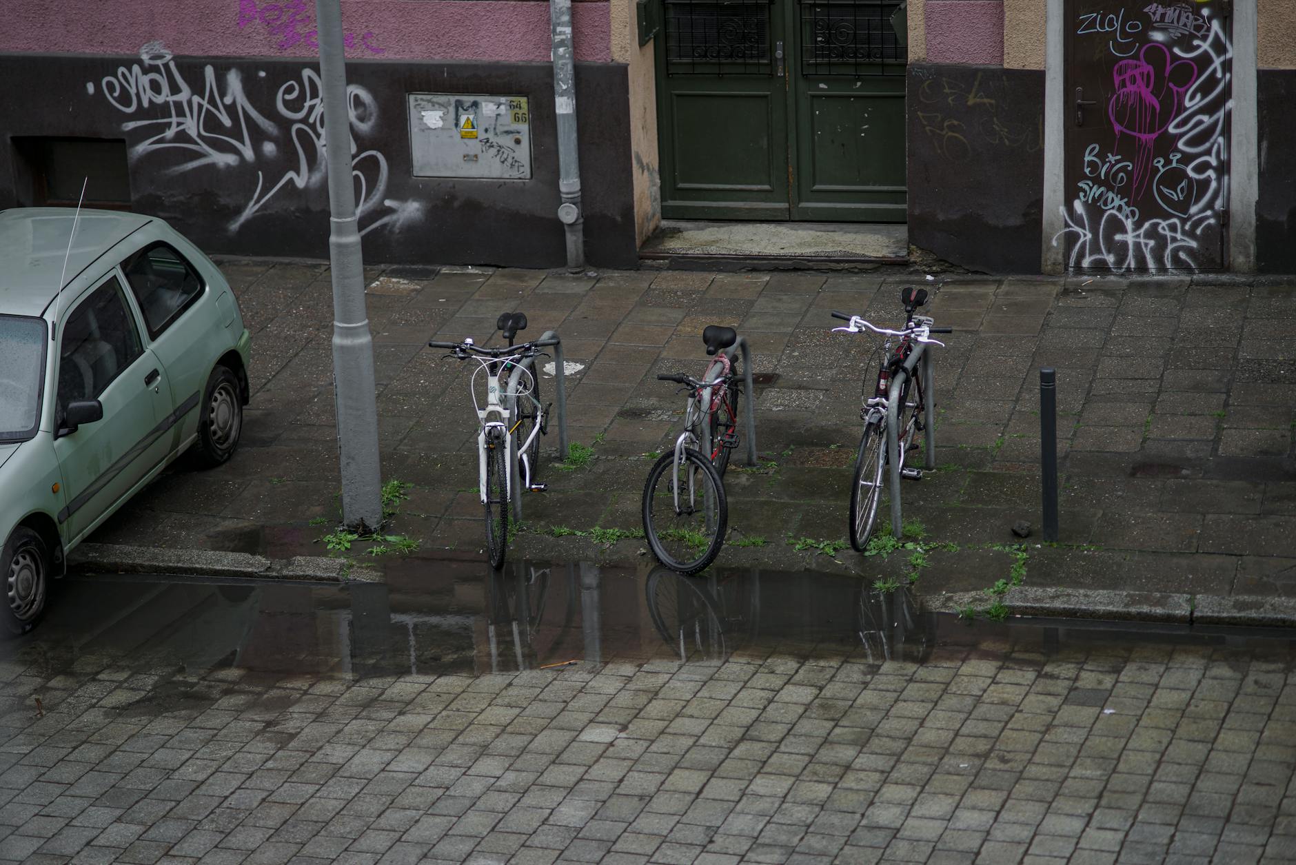 Ilustracja przedstawiająca miejski rower stojący na tle nowoczesnych budynków w Bydgoszczy, symbolizujący transport miejski.