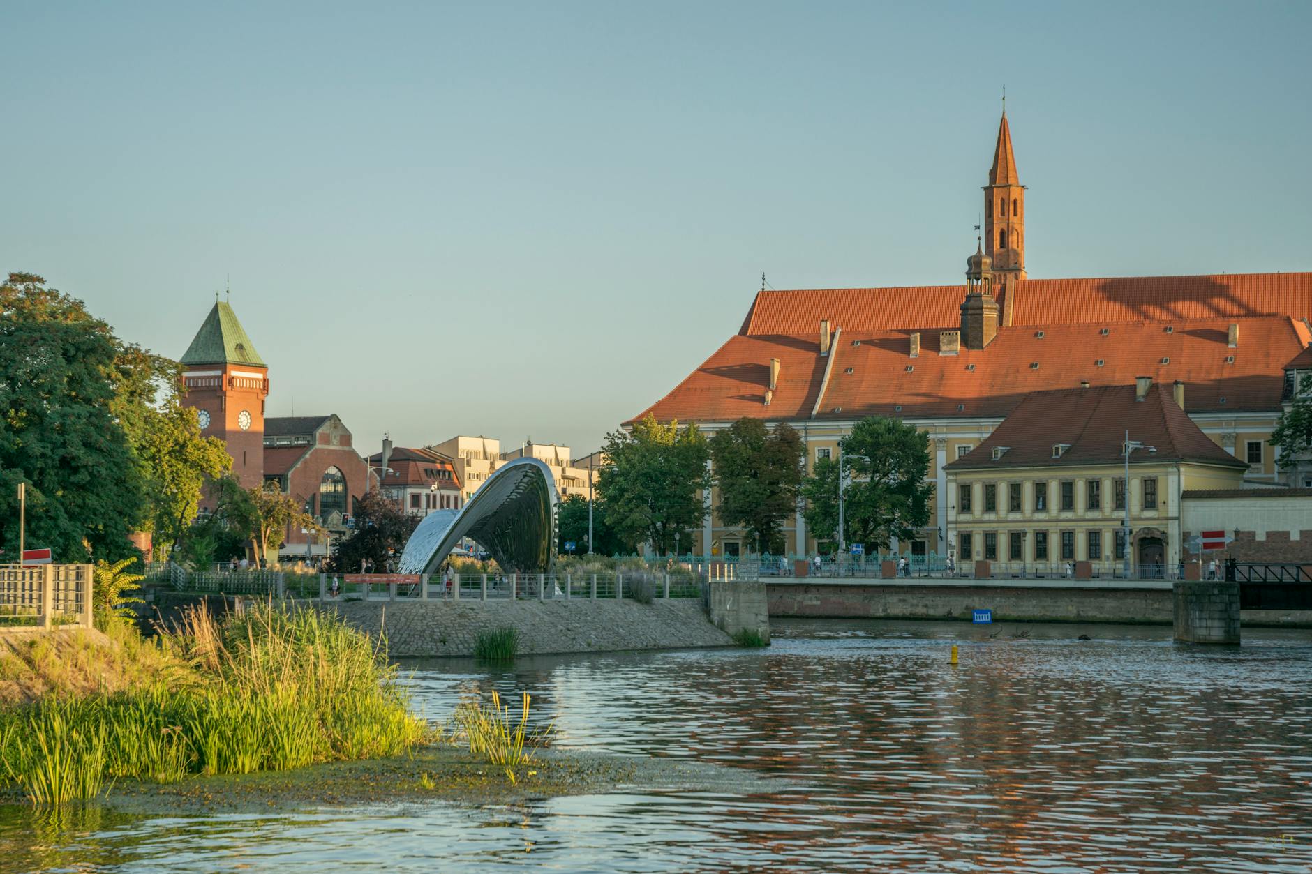Ilustracja symbolizująca kulturę i rozrywkę w Bydgoszczy – połączenie eleganckiego wydarzenia z klubowym klimatem.
