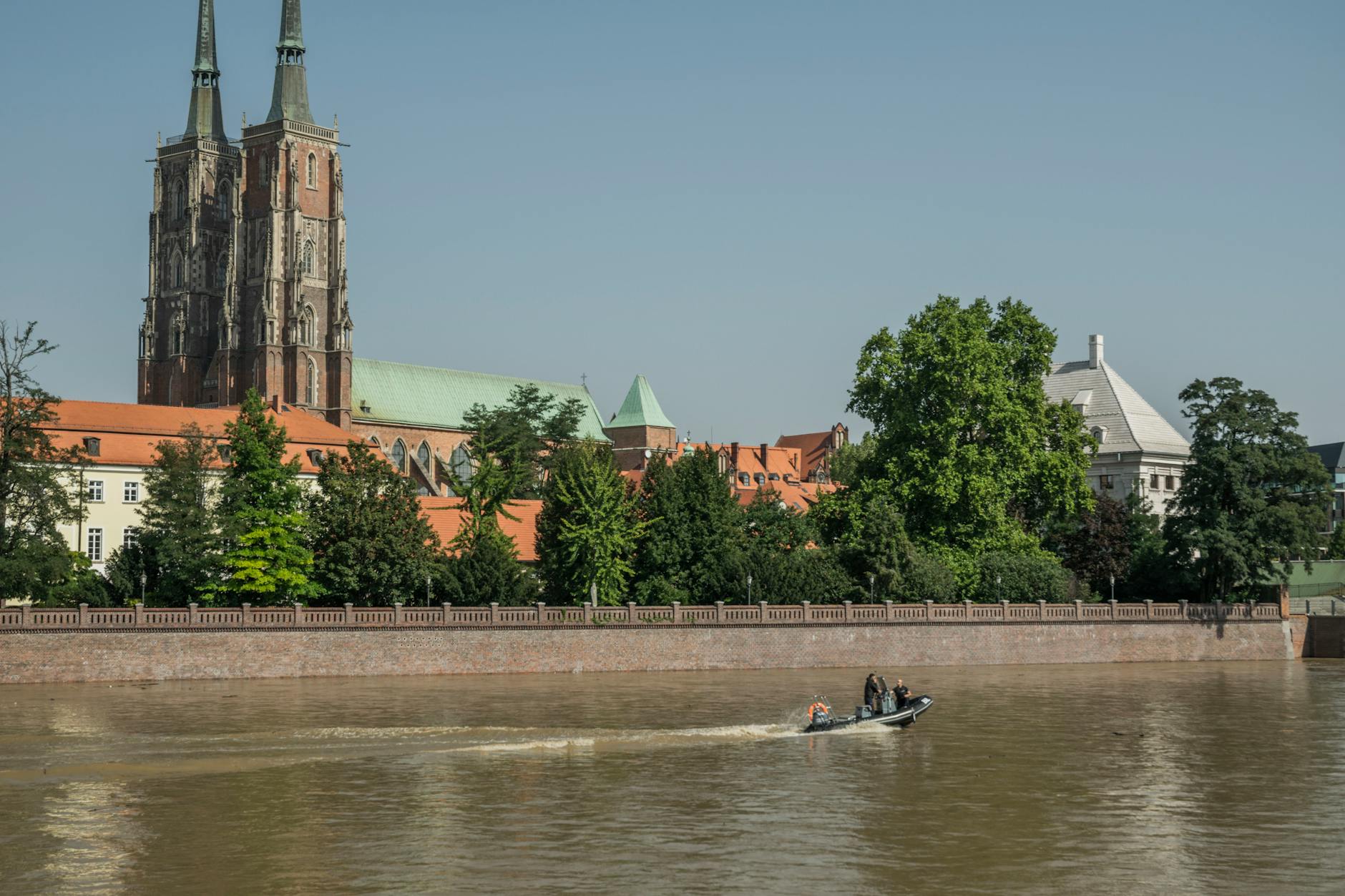 Zawodnicy żużlowi Abramczyk Polonii Bydgoszcz rywalizują podczas meczu na stadionie w Bydgoszczy.