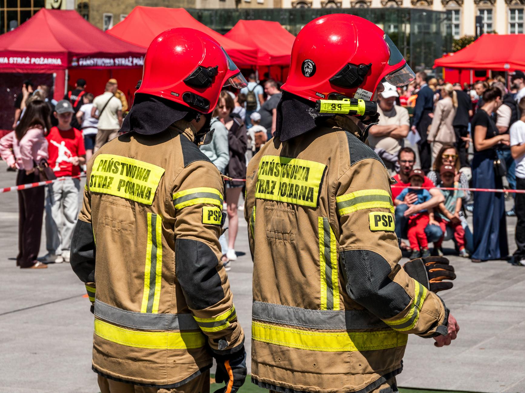 Uczniowie przygotowujący się do Matury 2026 w Bydgoszczy oraz zwycięski zespół żużlowy Polonii Bydgoszcz.