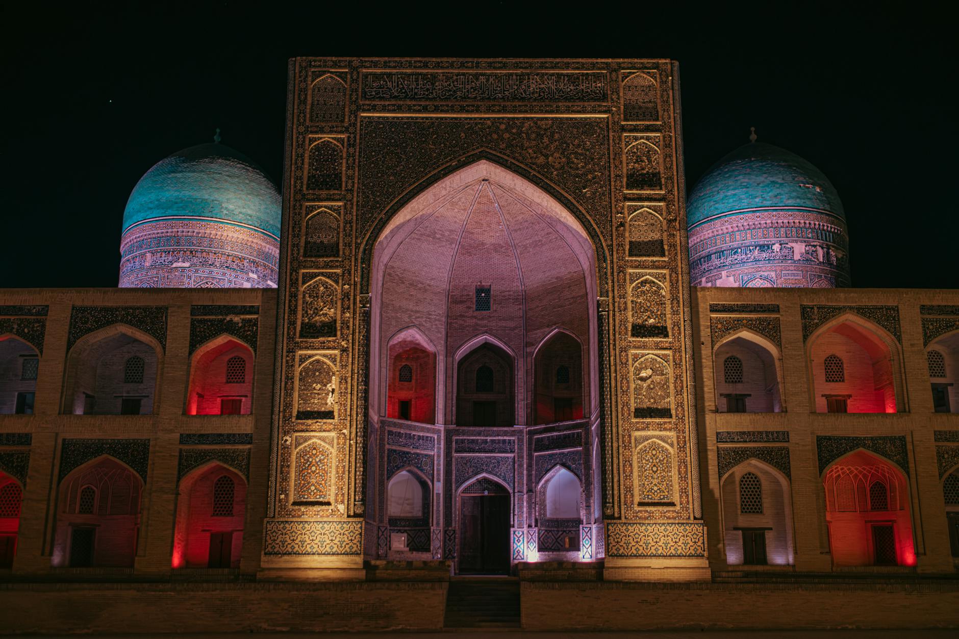 Statek 'Słonecznik' podczas rejsu po rzece Brdzie w Bydgoszczy, widok na miasto