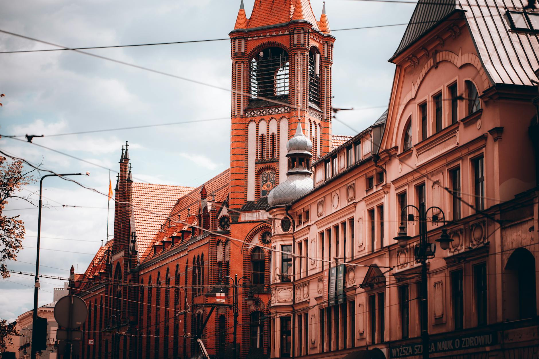 Flagi Polski i Węgier symbolizujące relacje polsko-węgierskie, z Bydgoszczą w tle.