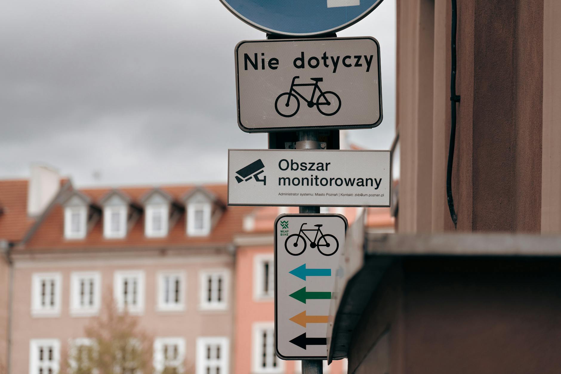 Plakat informacyjny o bezpieczeństwie w Bydgoszczy, podkreślający działania policji