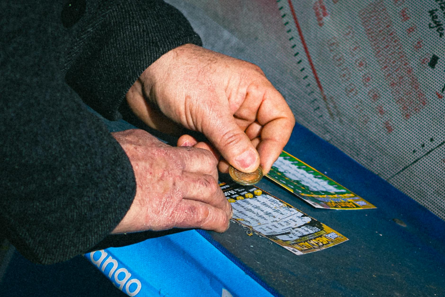 Wyspa Młyńska w Bydgoszczy podczas festiwalu kulinarnego, obok informacja o wygranej w Lotto