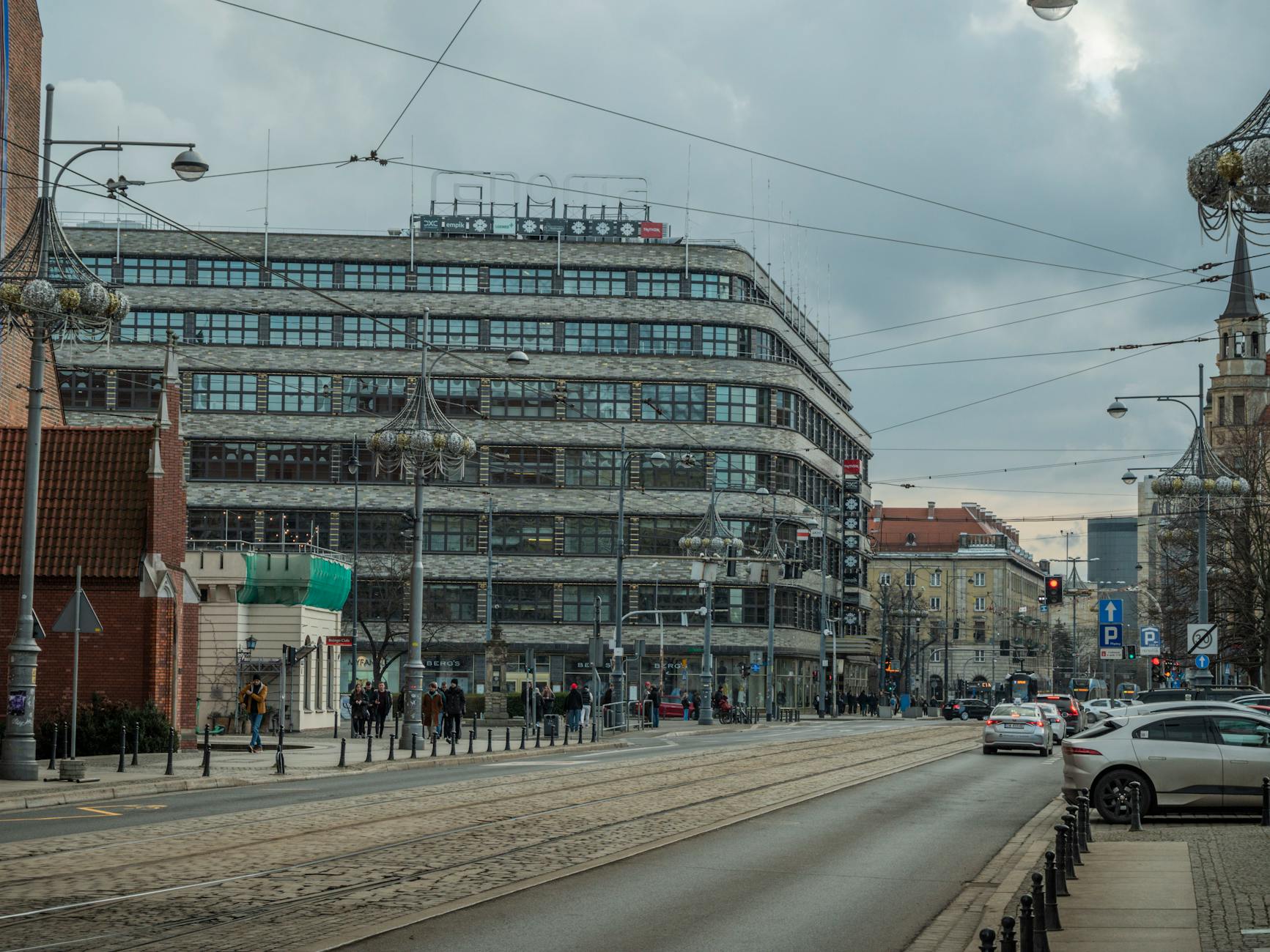 Dachowanie samochodu osobowego w centrum Bydgoszczy na skrzyżowaniu ulic Sienkiewicza i Chrobrego