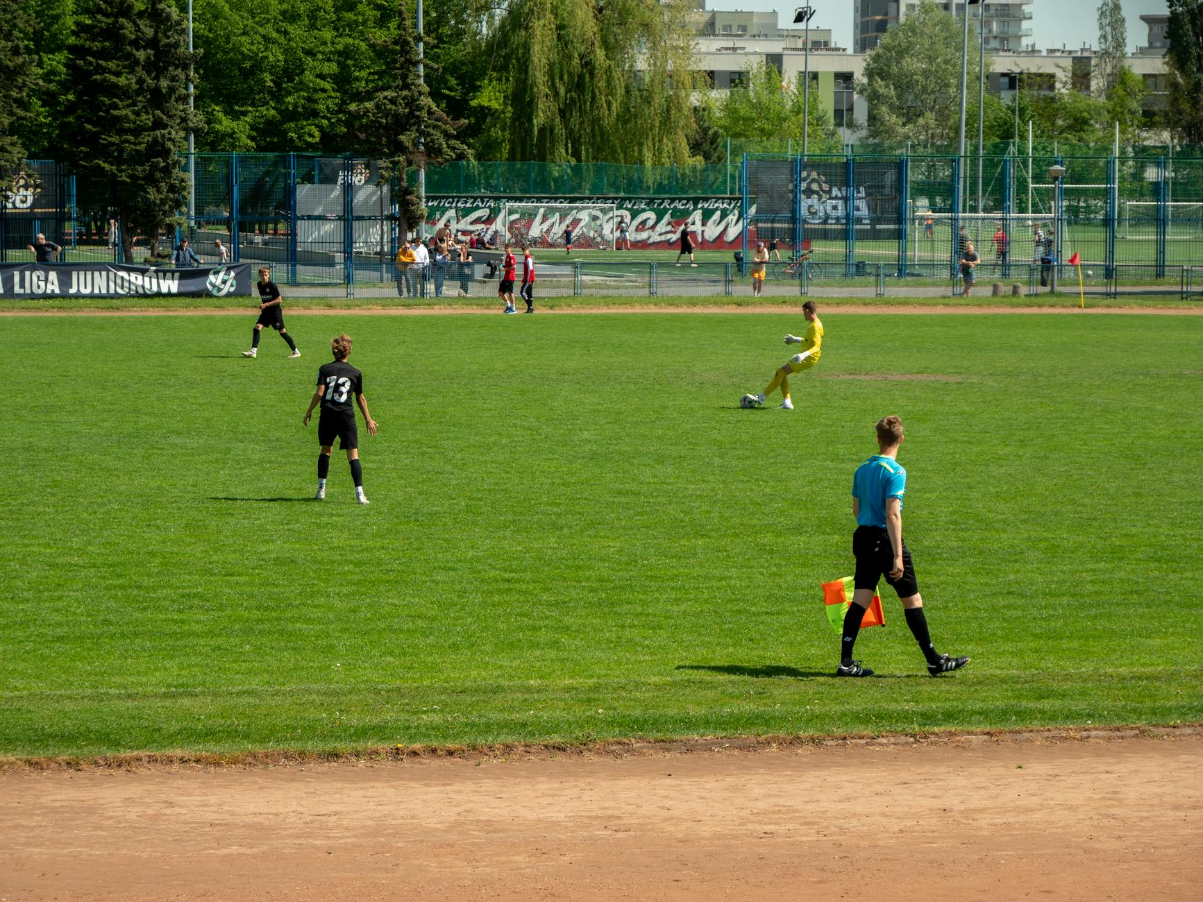 Kibice na stadionie w Bydgoszczy podczas meczu piłkarskiego lub żużlowego, symbolizujący sportowe emocje